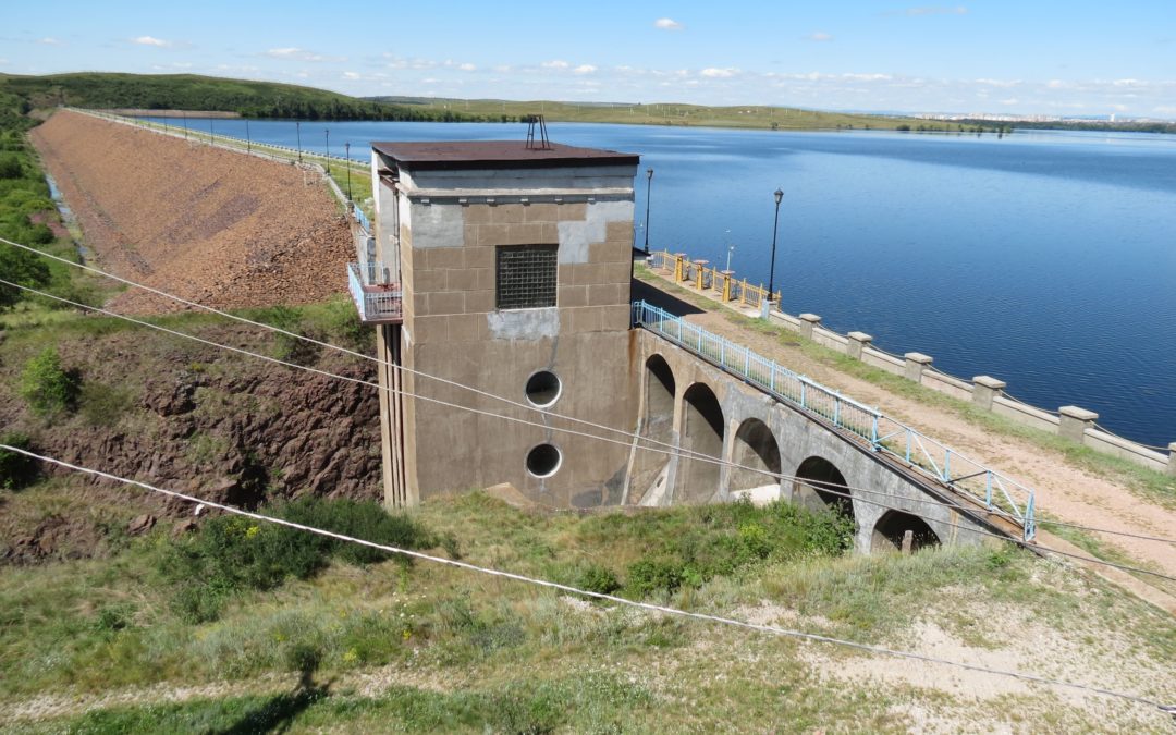 Сооружения Магнитогорского гидроузла  на р. Урал Челябинской области